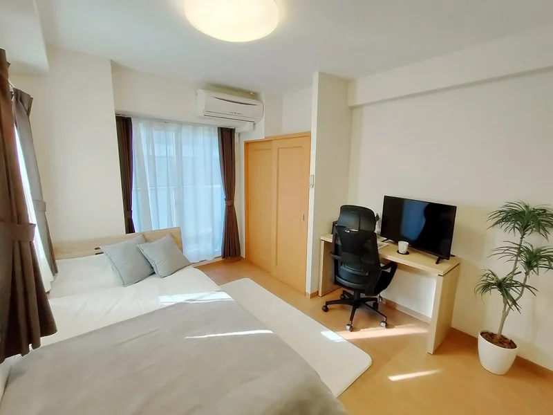 写真はお部屋のイメージです。ラグなどの室内装飾はございません。