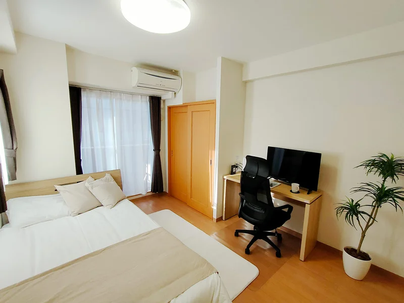 写真はお部屋のイメージです。ラグなどの室内装飾はございません。