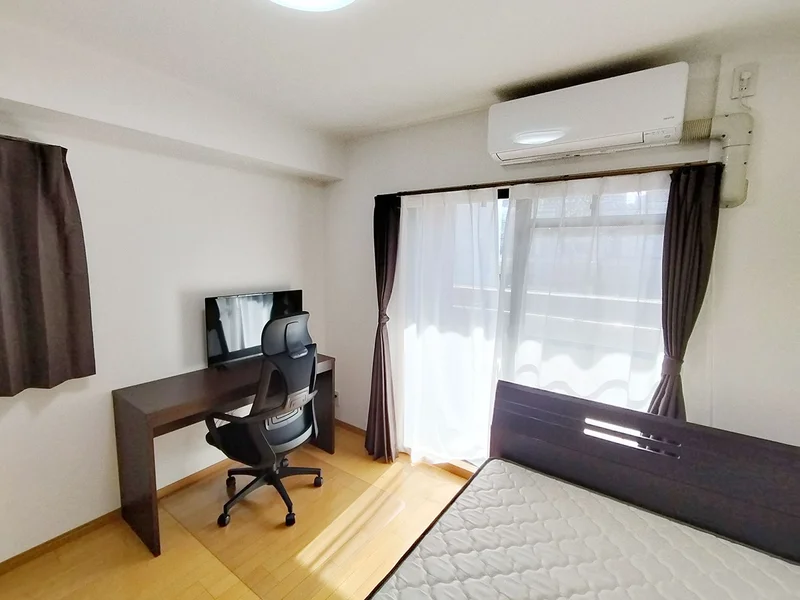 写真はお部屋のイメージです。ラグなどの室内装飾はございません。