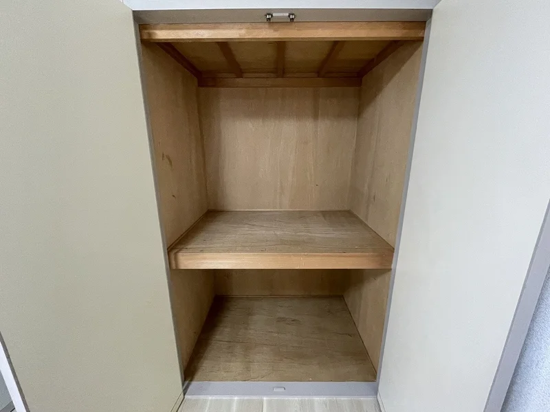 収納スペースも広く、長期滞在でも安心！！嬉しいポール付☆☆