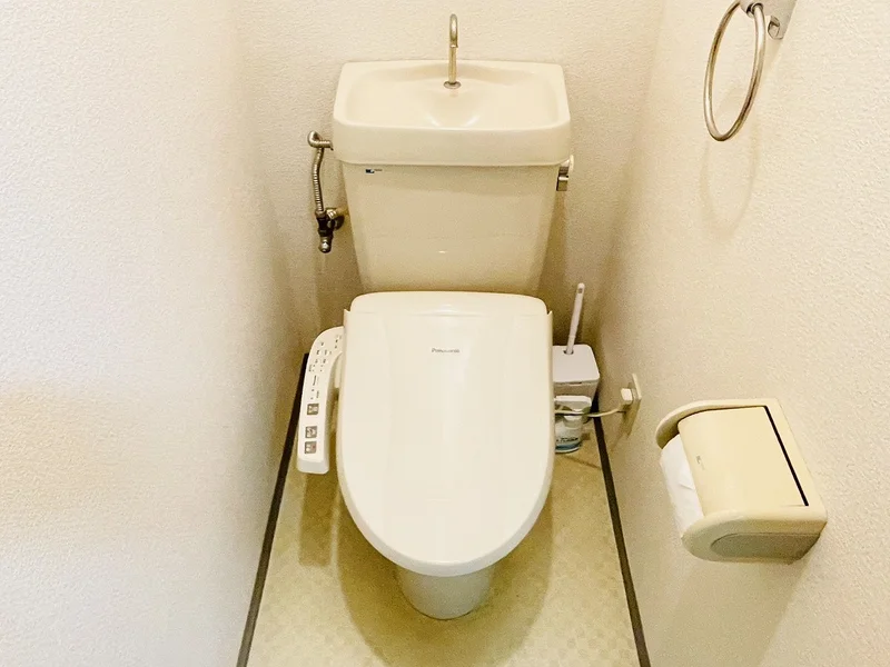 ウォシュレットつきのトイレです。老若男女皆様に安心してご利用いただけますね☆トイレにもトイレ用洗剤とトイレ用ブラシをご用意しておりますので長期ご利用の場合の気になる汚れなどもお掃除して頂けます＾＾