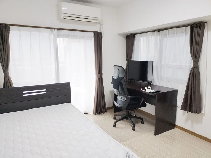 写真はお部屋のイメージです。ラグなどの室内装飾はございません。