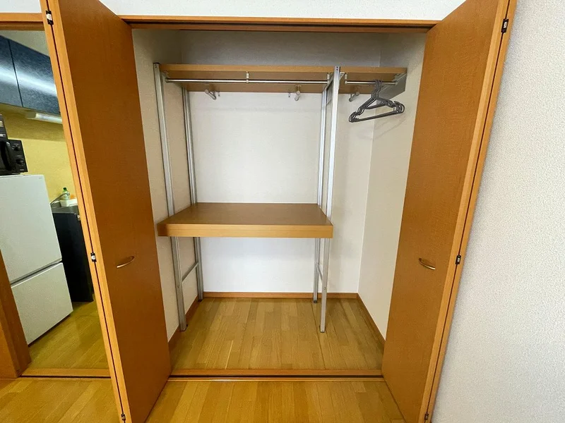 収納スペースも広く、長期滞在でも安心！！嬉しいポール付☆☆