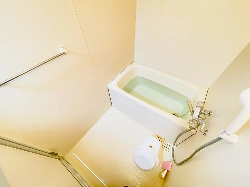 バストイレは別♪バスルームには風呂桶・風呂イス・風呂用洗剤・スポンジをご用意しておりますのでぜひご活用ください！