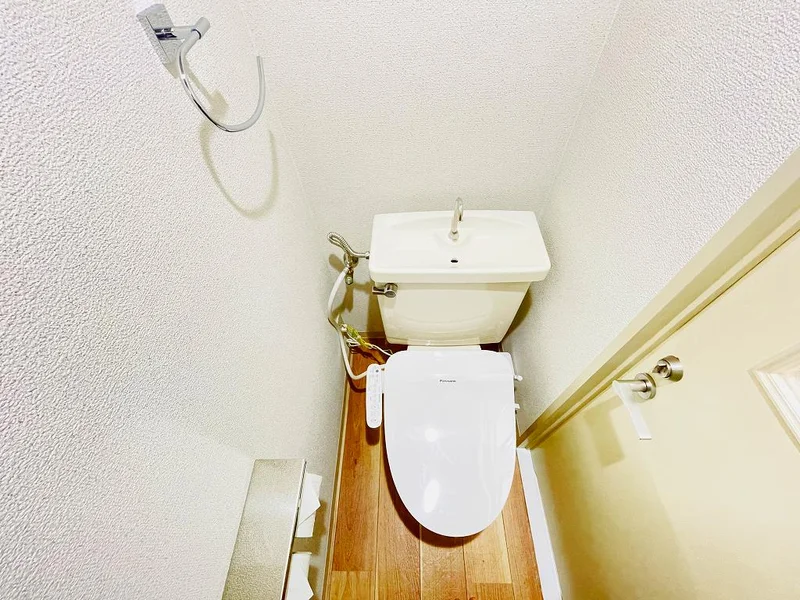 ウォシュレットつきのトイレです。老若男女皆様に安心してご利用いただけますね☆トイレにもトイレ用洗剤とトイレ用ブラシをご用意しておりますので長期ご利用の場合の気になる汚れなどもお掃除して頂けます＾＾