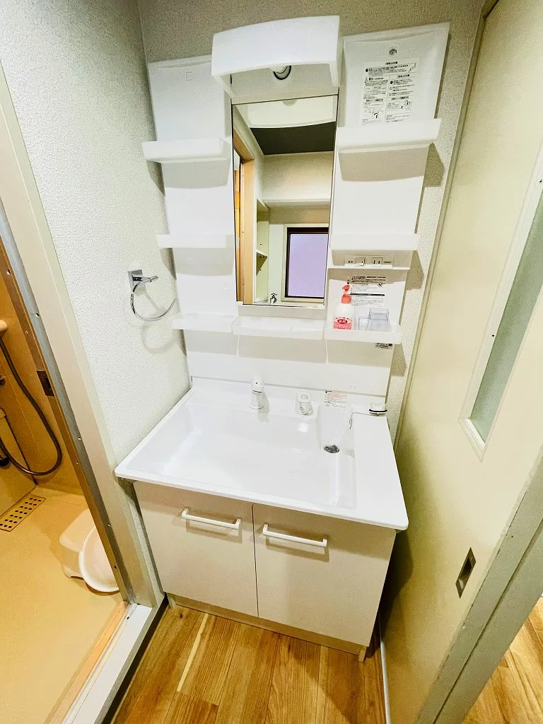 嬉しい独立洗面台付★☆忙しい朝でも余裕をもって身だしなみが整えることができます♪