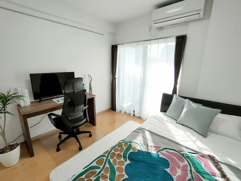 写真はお部屋のイメージです。ラグなどの室内装飾はございません。