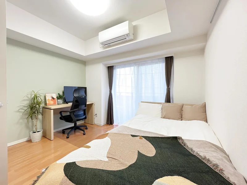 写真はお部屋のイメージです。ラグなどの室内装飾はございません。