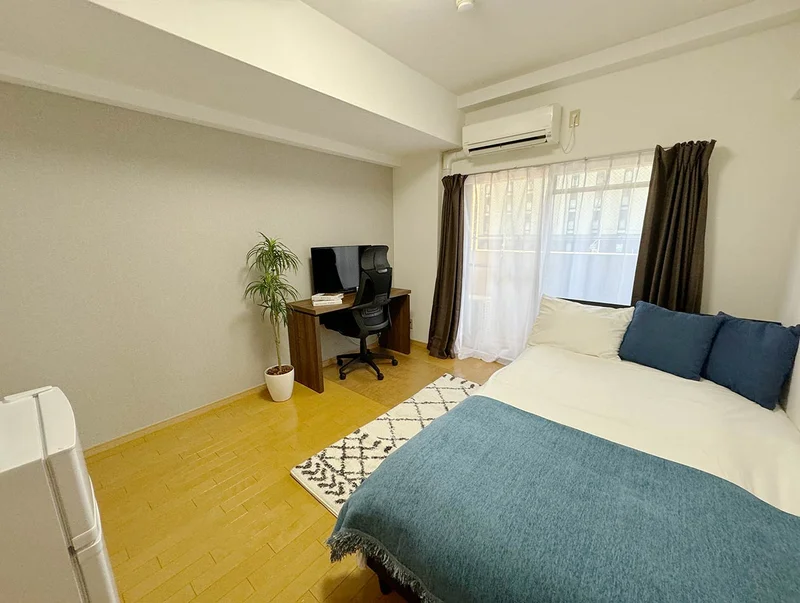 写真はお部屋のイメージです。ラグなどの室内装飾はございません。