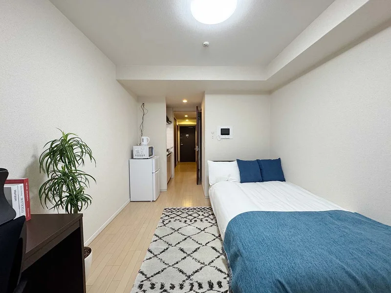 写真はお部屋のイメージです。ラグなどの室内装飾はございません。