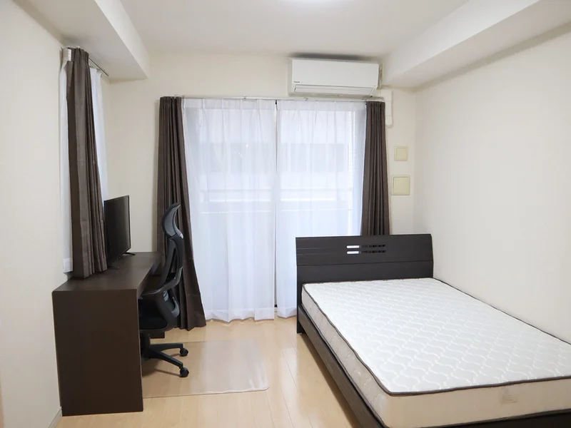 写真はお部屋のイメージです。ラグなどの室内装飾はございません。