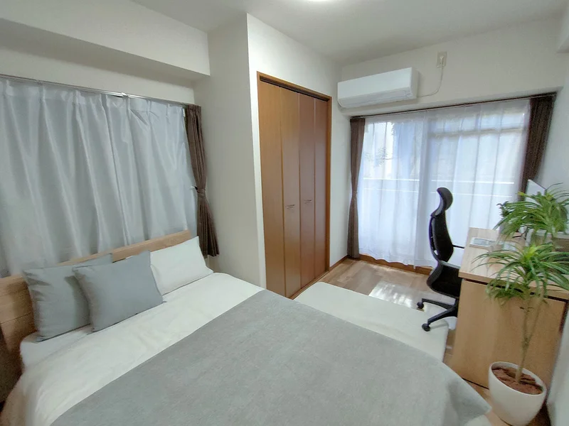 写真はお部屋のイメージです。ラグなどの室内装飾はございません。
