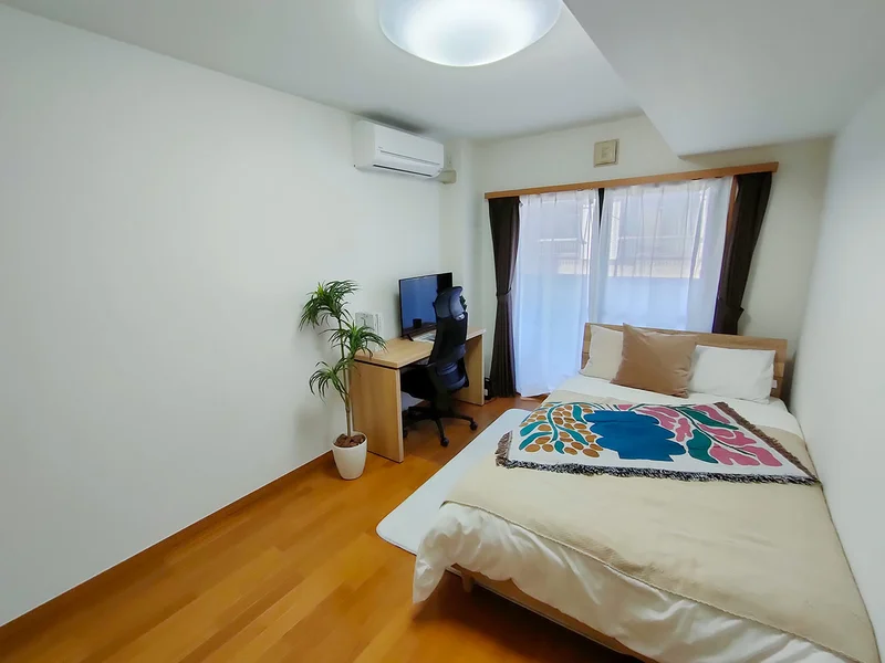 写真はお部屋のイメージです。ラグなどの室内装飾はございません。