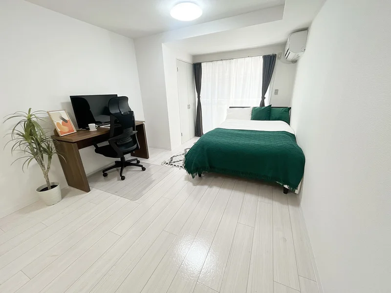 写真はお部屋のイメージです。ラグなどの室内装飾はございません。