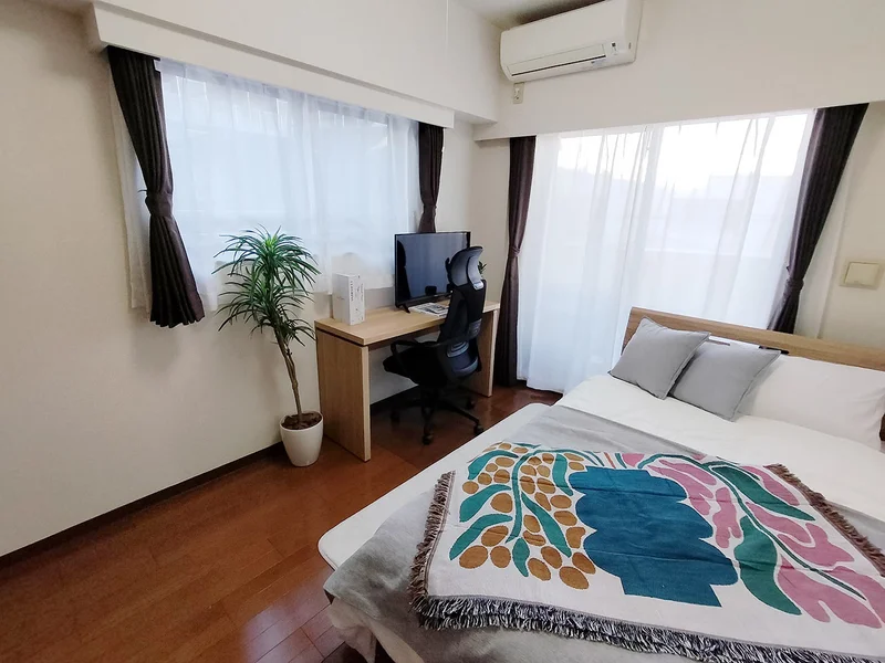 写真はお部屋のイメージです。ラグなどの室内装飾はございません。