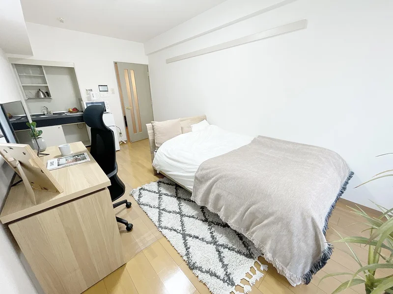 写真はお部屋のイメージです。ラグなどの室内装飾はございません。