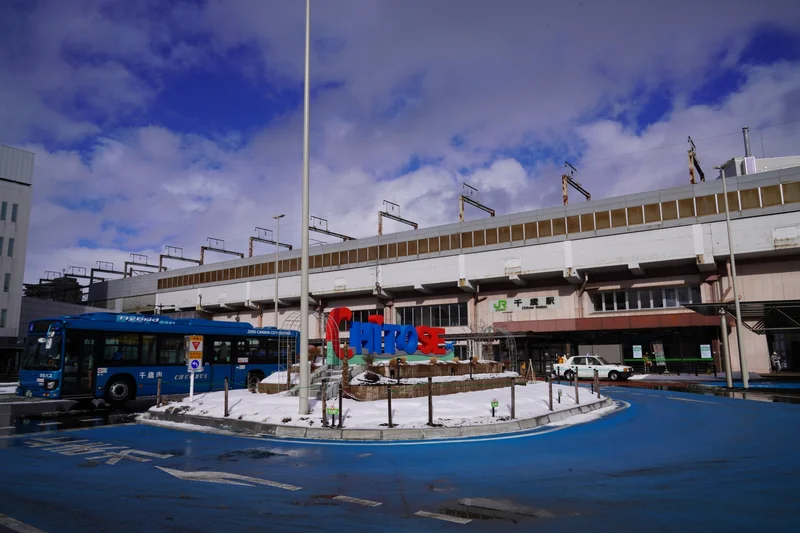 千歳駅まで徒歩12分（車で3分）。コンビニは徒歩1分です。