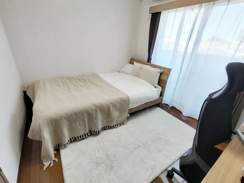 写真はお部屋のイメージです。ラグなどの室内装飾はございません。