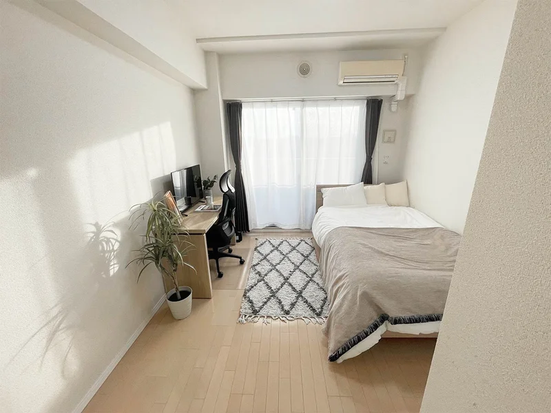 写真はお部屋のイメージです。ラグなどの室内装飾はございません。