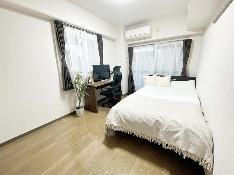 写真はお部屋のイメージです。ラグなどの室内装飾はございません。