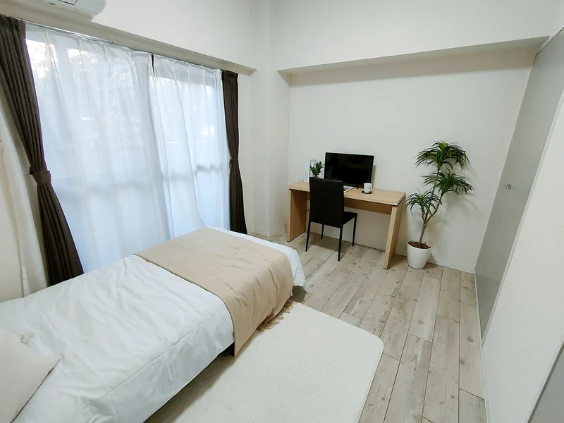 写真はお部屋のイメージです。ラグなどの室内装飾はございません。