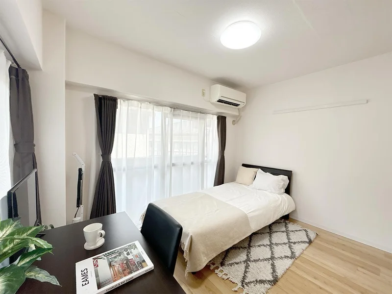 写真はお部屋のイメージです。ラグなどの室内装飾はございません。