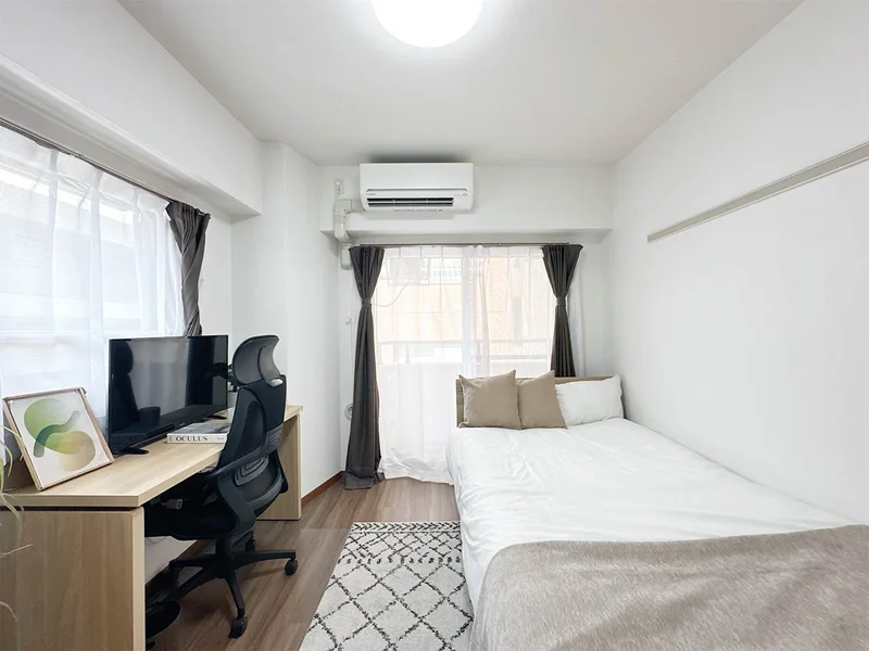 写真はお部屋のイメージです。ラグなどの室内装飾はございません。