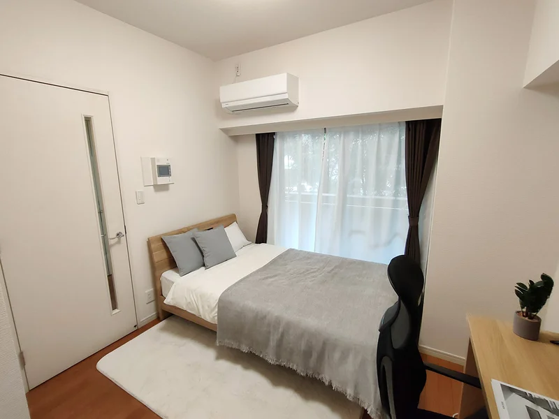 写真はお部屋のイメージです。ラグなどの室内装飾はございません。