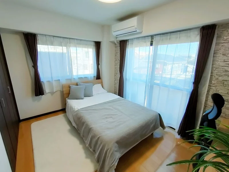 写真はお部屋のイメージです。ラグなどの室内装飾はございません。