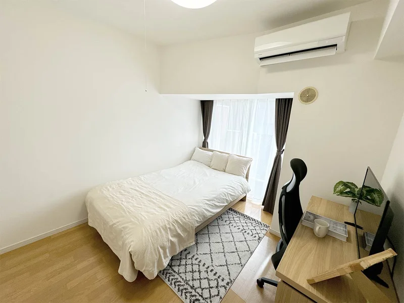 写真はお部屋のイメージです。ラグなどの室内装飾はございません。