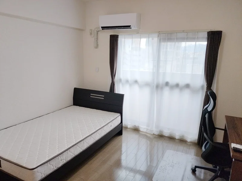 写真はお部屋のイメージです。ラグなどの室内装飾はございません。