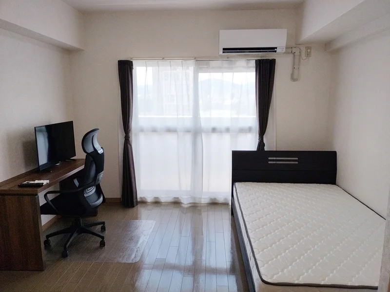 写真はお部屋のイメージです。ラグなどの室内装飾はございません。