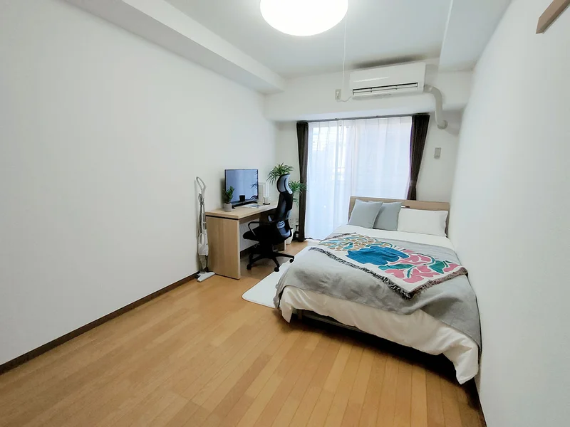 写真はお部屋のイメージです。ラグなどの室内装飾はございません。