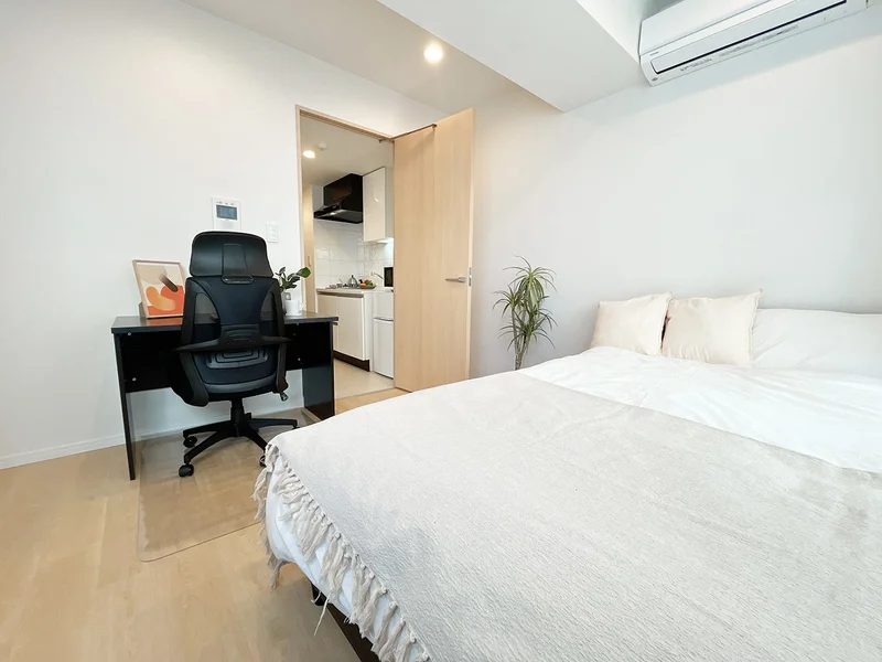 写真はお部屋のイメージです。ラグなどの室内装飾はございません。