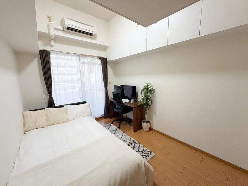 写真はお部屋のイメージです。ラグなどの室内装飾はございません。