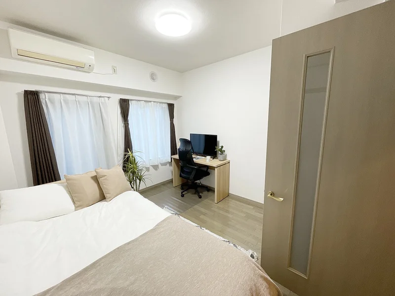 写真はお部屋のイメージです。ラグなどの室内装飾はございません。