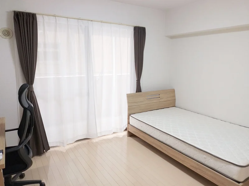 写真はお部屋のイメージです。ラグなどの室内装飾はございません。