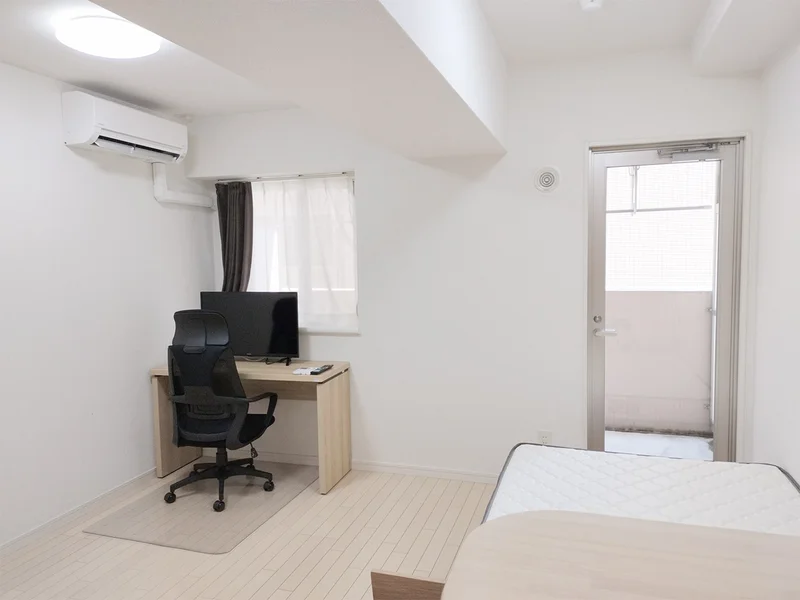 写真はお部屋のイメージです。ラグなどの室内装飾はございません。