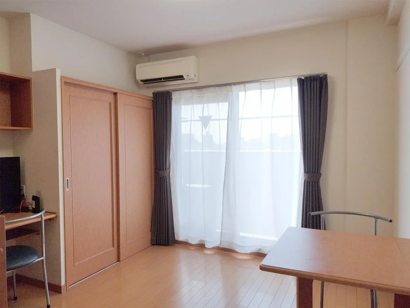 写真はお部屋のイメージです。ラグなどの室内装飾はございません。