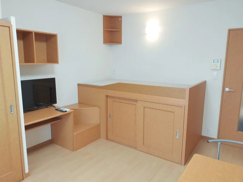 写真はお部屋のイメージです。ラグなどの室内装飾はございません。