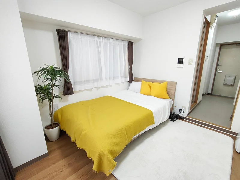 写真はお部屋のイメージです。ラグなどの室内装飾はございません。