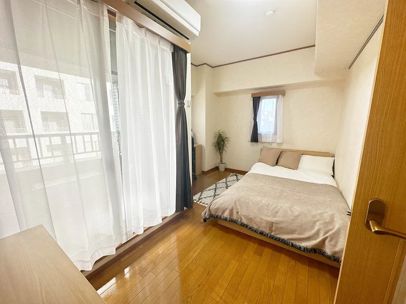 写真はお部屋のイメージです。ラグなどの室内装飾はございません。