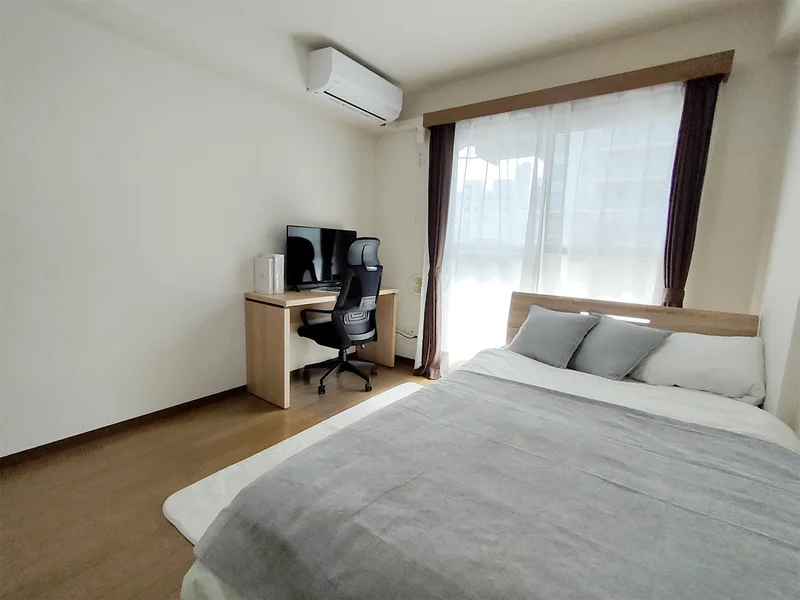 写真はお部屋のイメージです。ラグなどの室内装飾はございません。