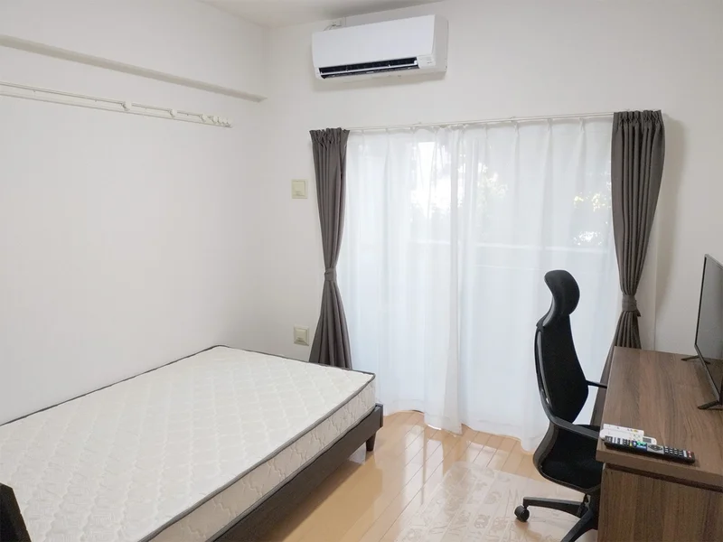 写真はお部屋のイメージです。ラグなどの室内装飾はございません。