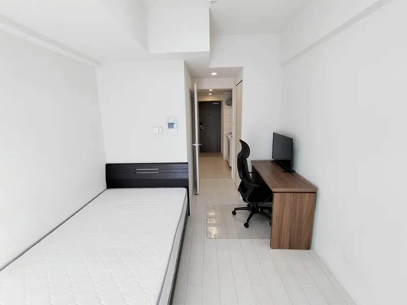 写真はお部屋のイメージです。ラグなどの室内装飾はございません。