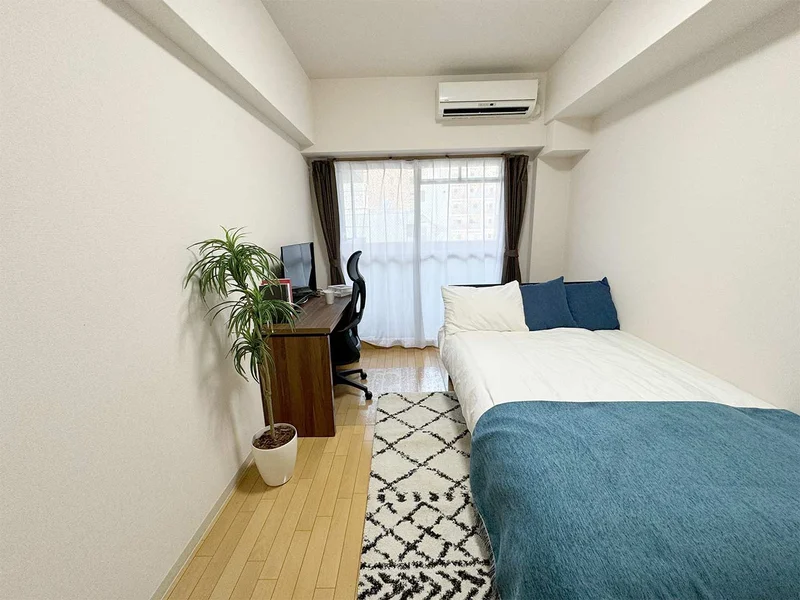 写真はお部屋のイメージです。ラグなどの室内装飾はございません。