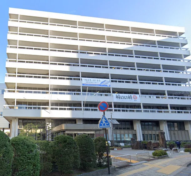 福井市役所まで車で10分、3.3km。