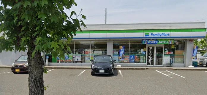 ファミリーマート 福井北四ツ居店まで徒歩4分、400m。