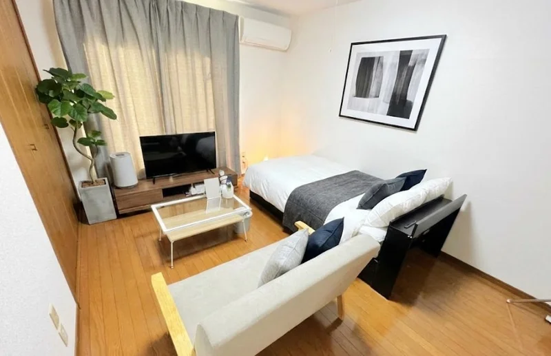 【室内画像】福井市ウィークリーマンションのお部屋です♪お部屋のクロスがとてもオシャレです(^^♪研修などのご利用にも最適です★※植木と額とクッションなどの装飾は写真用です。