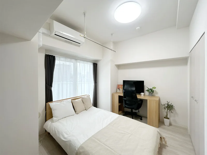 写真はお部屋のイメージです。ラグなどの室内装飾はございません。